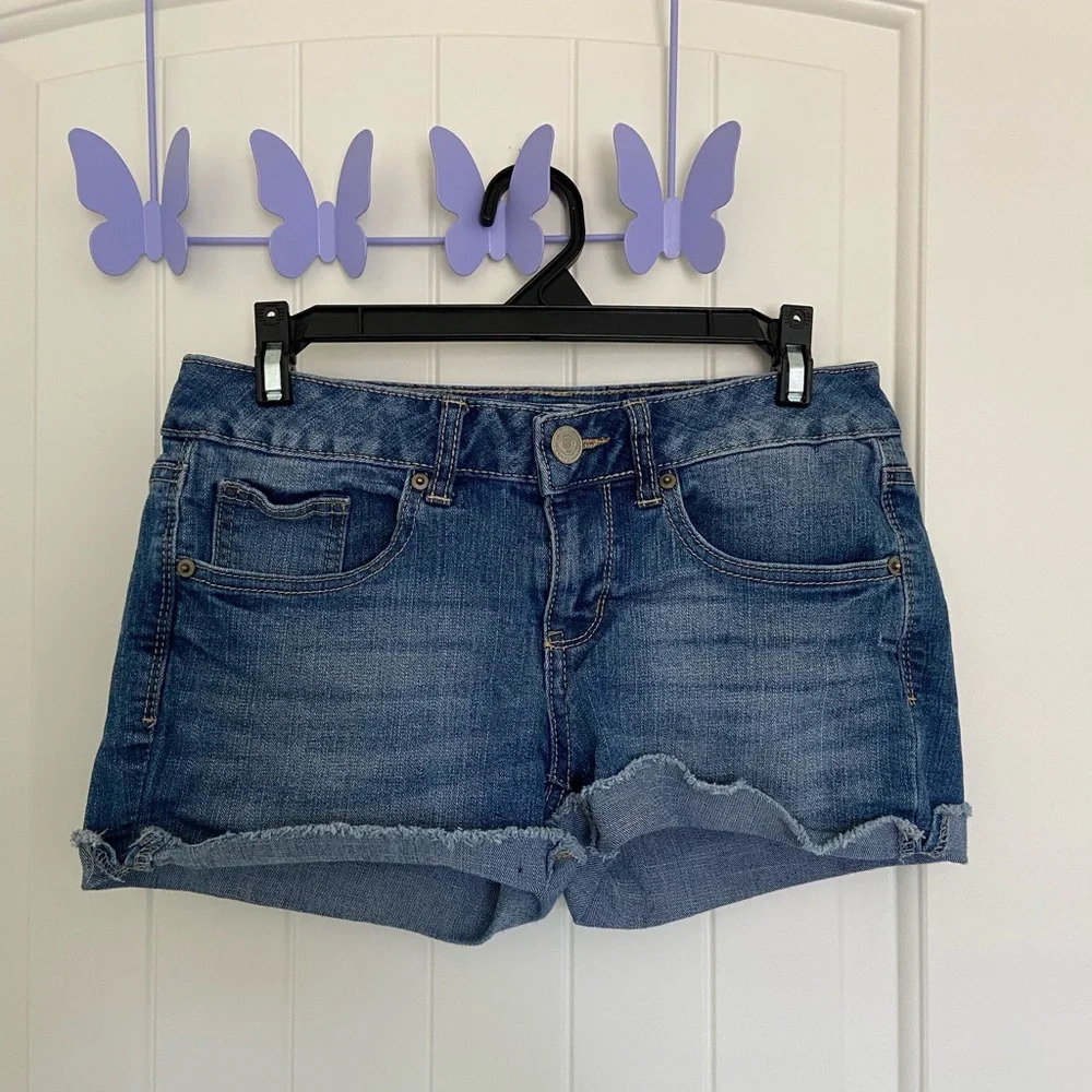 SO junior’s folded cuff denim shorts — size 9